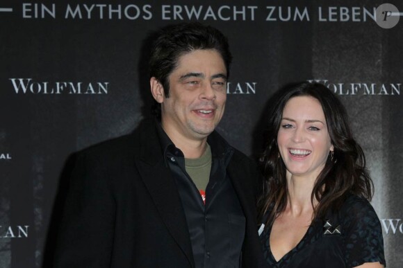 Emily Blunt et Benicio Del Toro, à l'occasion du photocall de Wolfman, dans l'enceinte de l'Hotel Adlon de Berlin, le 25 janvier 2010.