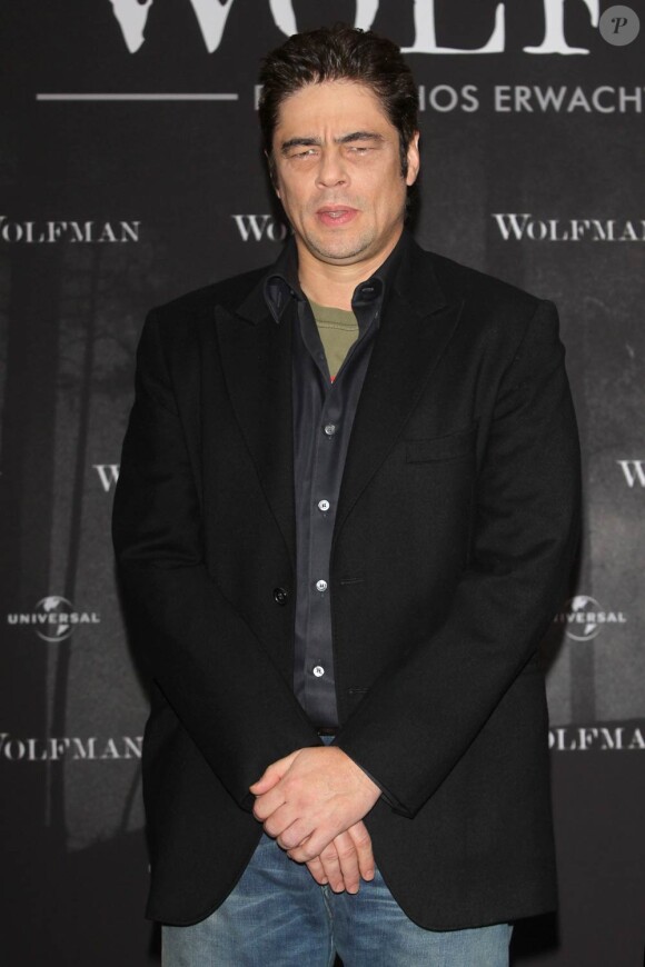 Benicio Del Toro, à l'occasion du photocall de Wolfman, dans l'enceinte de l'Hotel Adlon de Berlin, le 25 janvier 2010.