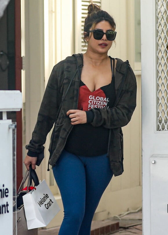 Exclusif - Priyanka Chopra fait du shopping à West Hollywood le 2 mars 2022. 