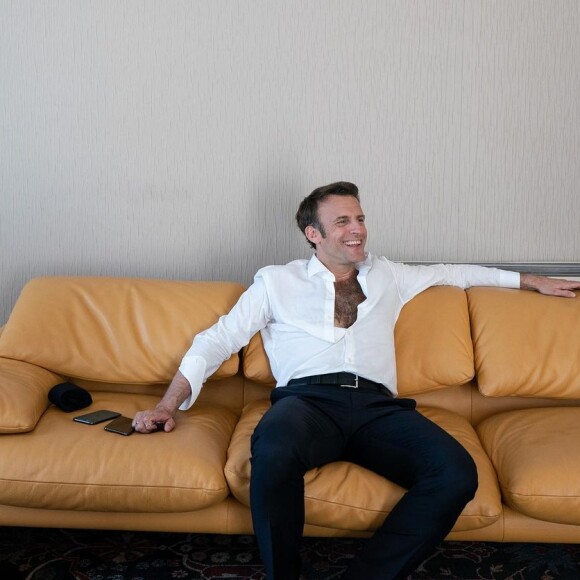 Emmanuel Macron, la chemise ouverte après son meeting à Marseille, le 16 avril 2022. Photo de Soazig de la Moissonnière/@avecvousfr