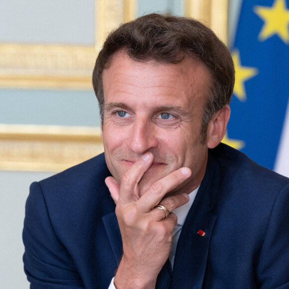 Le président de la République française et candidat du parti centriste La République en marche (LREM) à la réélection, Emmanuel Macron, participe à une visioconférence consacrée à la guerre en Ukraine