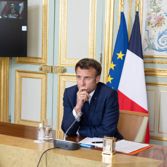 Le président de la République française et candidat du parti centriste La République en marche (LREM) à la réélection, Emmanuel Macron, participe à une visioconférence consacrée à la guerre en Ukraine