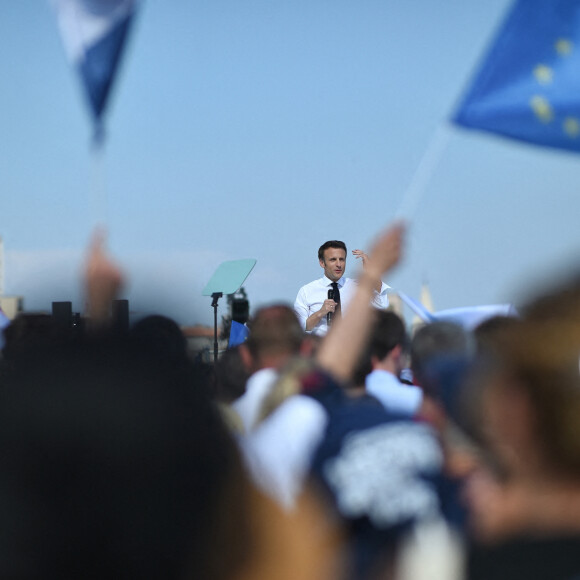 Emmanuel Macron, président de la République Française, candidat de La République En Marche (LREM) en lice pour le deuxième tour de l'élection présidentielle, en meeting dans le quartier du Pharo à Marseille, le 16 avril 2022.