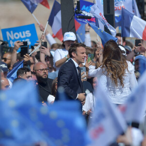 Emmanuel Macron, président de la République Française, candidat de La République En Marche (LREM) en lice pour le deuxième tour de l'élection présidentielle, en meeting dans le quartier du Pharo à Marseille, le 16 avril 2022.