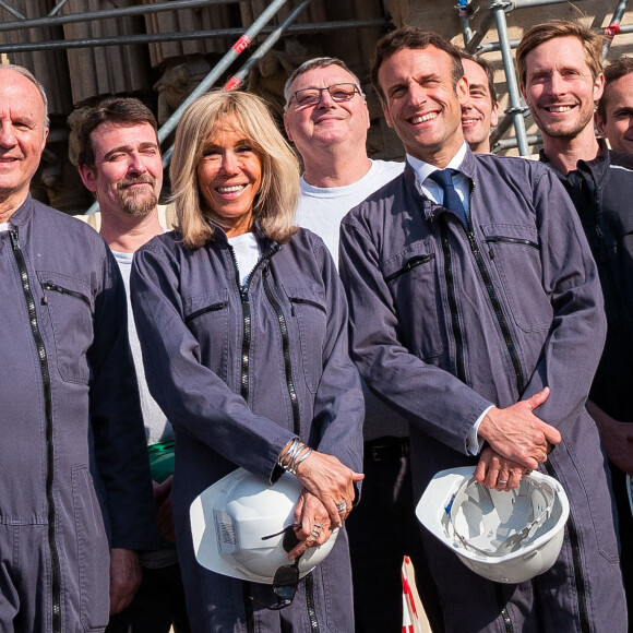 Le président de la République française et candidat du parti centriste La République en marche (LREM) à la réélection et sa femme la Première Dame Brigitte Macron visitant le chantier de la Cathédrale de Notre-Dame de Paris, France, le 15 avril 2022
