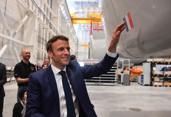 Le président de la République française et candidat du parti centriste La République en marche (LREM) à la réélection, Emmanuel Macron visite l'usine d'éoliennes Siemens-Gamesa lors de sa campagne de l'entre-deux tours de l'élection présidentielle française, au Havre, France, le 14 avril 2022