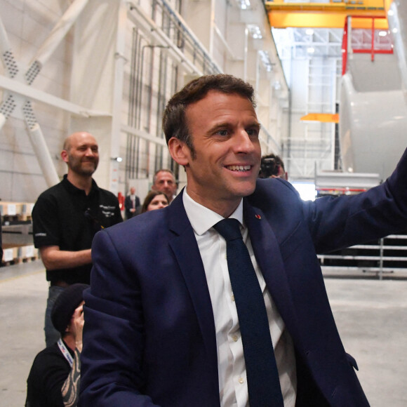 Le président de la République française et candidat du parti centriste La République en marche (LREM) à la réélection, Emmanuel Macron visite l'usine d'éoliennes Siemens-Gamesa lors de sa campagne de l'entre-deux tours de l'élection présidentielle française, au Havre, France, le 14 avril 2022