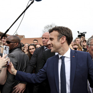 Le président de la République française et candidat du parti centriste La République en marche (LREM) à la réélection, Emmanuel Macron se rend à Chatenois dans l'Est de la France, le 12 avril 2022, pour initier sa campagne en vue du second tour.