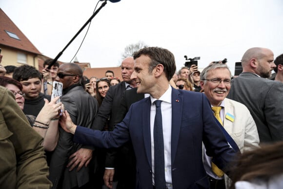Le président de la République française et candidat du parti centriste La République en marche (LREM) à la réélection, Emmanuel Macron se rend à Chatenois dans l'Est de la France, le 12 avril 2022, pour initier sa campagne en vue du second tour.