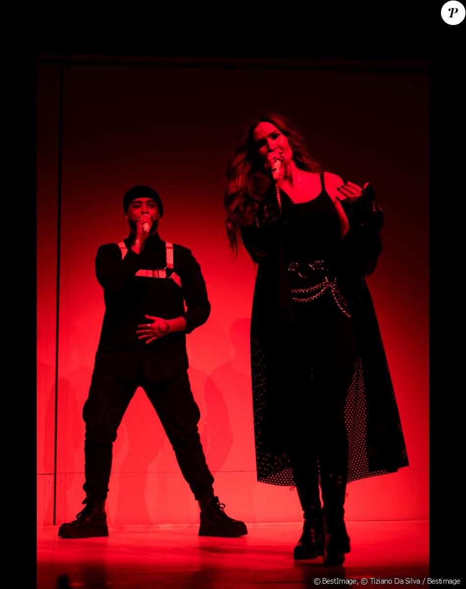 Exclusif - Vitaa et Slimane sur la scène de l'AccorHotels Arena à Paris pour leur tournée " Versus Tour" le 22 octobre 2021. © Tiziano Da Silva / Bestimage