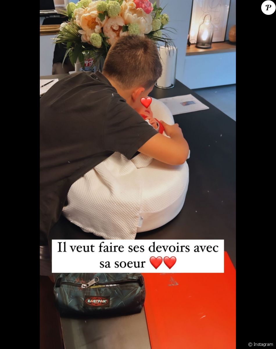La fille de Vitaa couvée par son grand-frère