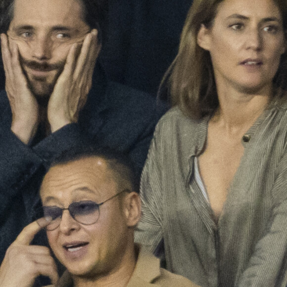 Raphaël Personnaz et sa compagne Clara - People au Match de Ligue de champions Psg (3) - Leipzig (2) au Parc des Princes à Paris le 19 octobre 2021. © Cyril Moreau/Bestimage