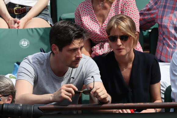 Raphaël Personnaz et sa compagne Clara dans les tribunes des internationaux de tennis de Roland Garros à Paris, France, le 3 juin 2018. © Dominique Jacovides - Cyril Moreau/Bestimage 