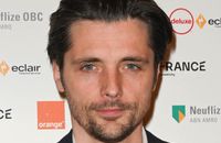 Raphaël Personnaz en couple avec Clara : photos de la belle brune, une discrète journaliste