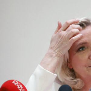 Marine Le Pen, candidate au second tour de l'élection présidentielle, donne une conférence de presse pour présenter son projet de politique internationale à Paris, le 13 avril 2022