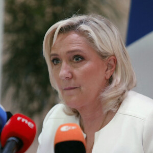 Marine Le Pen, candidate au second tour de l'élection présidentielle, donne une conférence de presse pour présenter son projet de politique internationale à Paris, le 13 avril 2022