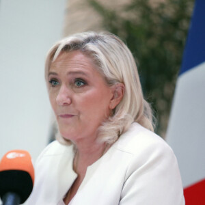 Marine Le Pen, candidate au second tour de l'élection présidentielle, donne une conférence de presse pour présenter son projet de politique internationale à Paris, le 13 avril 2022