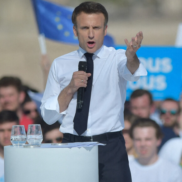 Emmanuel Macron, président de la République Française, candidat de La République En Marche (LREM) en lice pour le deuxième tour de l'élection présidentielle, en meeting dans le quartier du Pharo à Marseille, le 16 avril 2022.