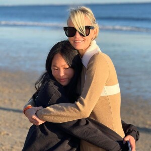 Laeticia Hallyay a profité d'une balade sur la plage avec sa fille cadette, Joy @ Instagram / Laeticia Hallyday