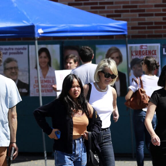 Exclusif - Laeticia Hallyday est allée voter accompagnée de sa fille Joy au bureau de vote du consulat installé au Lycée Français de Burbank pour le premier tour de l'élection présidentielle le 9 avril 2022. Son ami Jean-Claude Sindres était déjà sur place et l'attendait. Ensuite, Ils sont partis déjeuner au Figaro Bistrot à Los Feliz pour célébrer l'anniversaire de Jean-Claude.