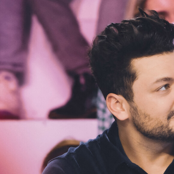 Kev Adams sur le plateau de l'émission TPMP (Touche pas à mon poste) diffusée en direct sur la chaine C8 le 15 février 2022. © Jack Tribeca / Bestimage 