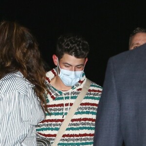 Nick Jonas et sa femme Priyanka Chopra à la sortie du restaurant "Nobu" à Los Angeles, le 20 février 2022.