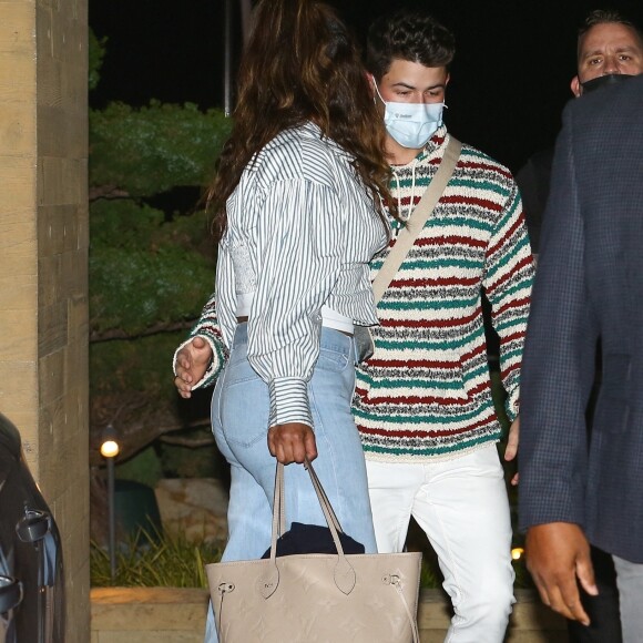 Nick Jonas et sa femme Priyanka Chopra à la sortie du restaurant "Nobu" à Los Angeles, le 20 février 2022.