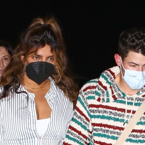 Nick Jonas et sa femme Priyanka Chopra à la sortie du restaurant "Nobu" à Los Angeles, le 20 février 2022.