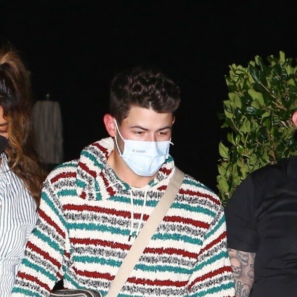 Nick Jonas et sa femme Priyanka Chopra à la sortie du restaurant "Nobu" à Los Angeles, le 20 février 2022.