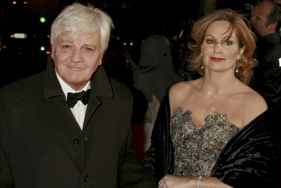 En France, à Paris, lors de le 31ème nuit des César 2006 au Théâtre Du Châtelet , Jacques Perrin et sa femme Valentine le 25 février 2006.
