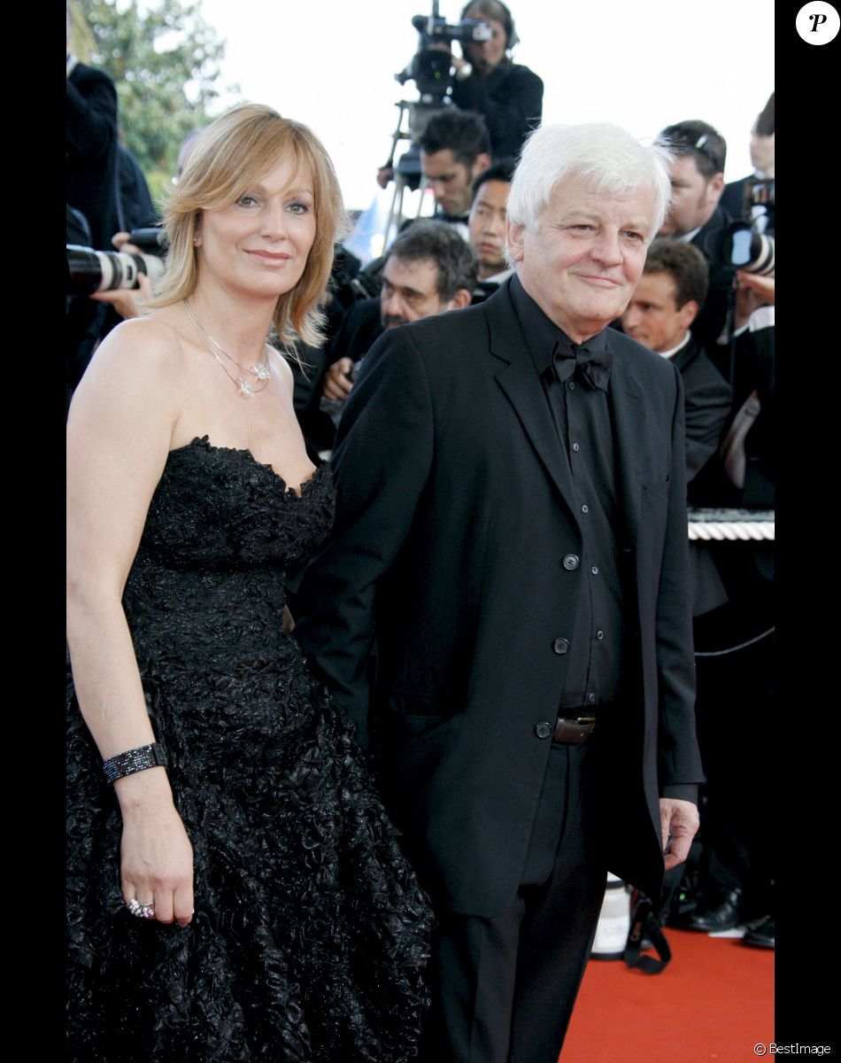 En France, à Cannes en Provence-Alpes-Cote d'Azur, Jacques Perrin et sa compagne Valentine, lors de la cérémonie d'ouverture et la montée des marches pour le film DA VINCI CODE au Festival de Cannes 2006 le 17 mai 2006.