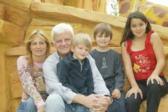En France, à Marne-la-Vallée, lors de la présentation du spectacle LA LEGENDE DU ROI LION au parc DISNEYLAND RESORT PARIS, Jacques Perrin, sa femme Valentine et leurs fils le 26 juin 2004