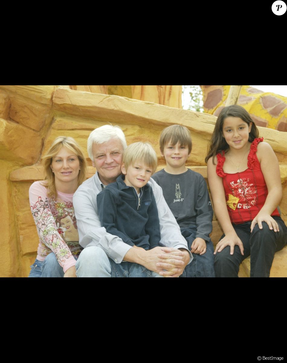 En France, à Marne-la-Vallée, lors de la présentation du spectacle LA LEGENDE DU ROI LION au parc DISNEYLAND RESORT PARIS, Jacques Perrin, sa femme Valentine et leurs fils le 26 juin 2004
