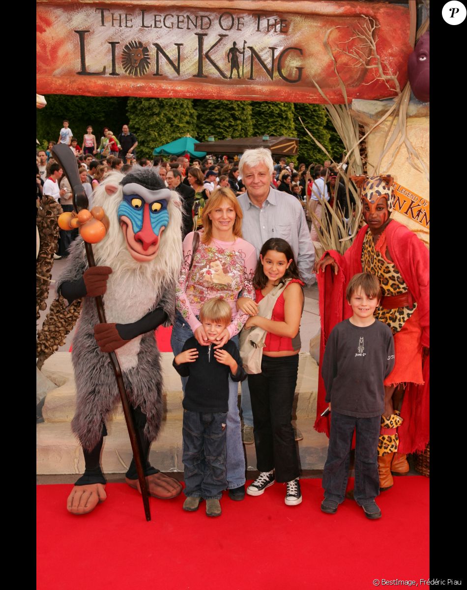 Archive - Jacques Perrin, sa femme Valentine Perri, leurs fils Lancelot et Maxence Perrin et guest - Avant-première de la comédie musicale ''Le Roi Lion'' au Disney Village à Marne-la-Vallée, le 26 juin 2004. © Frédéric Piau/Bestimage
