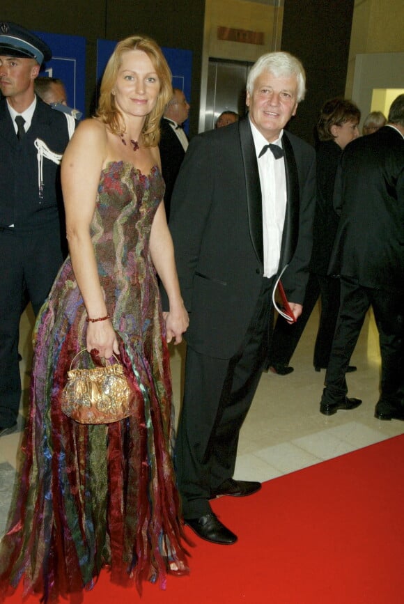 En France, en Provence-Alpes-Côte d'Azur, à Cannes, Jacques Perrin et sa femme Valentine lors de la soirée organisée à l'issue de l'ouverture officielle du festival et de la projection du film LA MAUVAISE EDUCATION lors du 57 ème FESTIVAL INTERNATIONAL DU FILM DE CANNES 2004 le 12 mai 2004