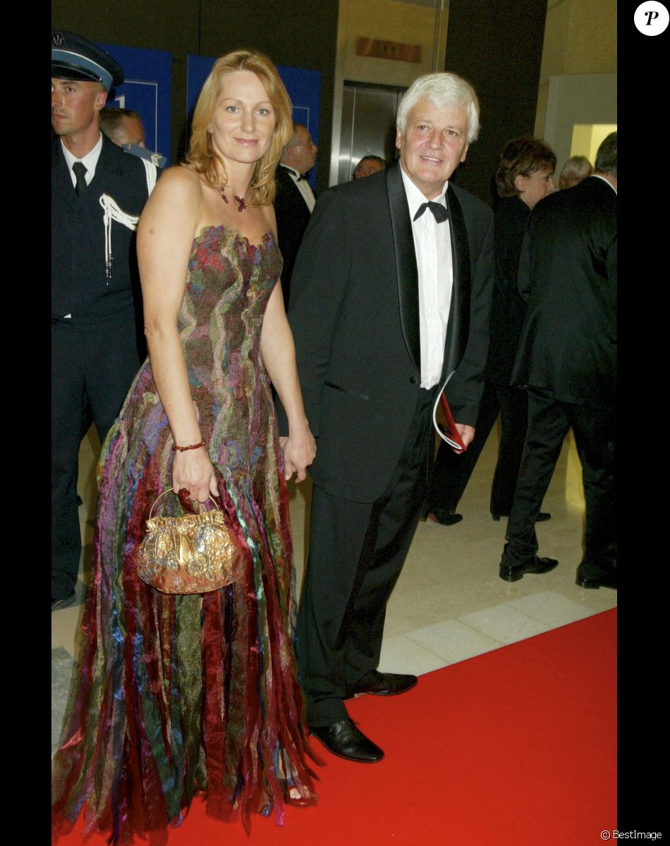 En France, en Provence-Alpes-Côte d'Azur, à Cannes, Jacques Perrin et sa femme Valentine lors de la soirée organisée à l'issue de l'ouverture officielle du festival et de la projection du film LA MAUVAISE EDUCATION lors du 57 ème FESTIVAL INTERNATIONAL DU FILM DE CANNES 2004 le 12 mai 2004