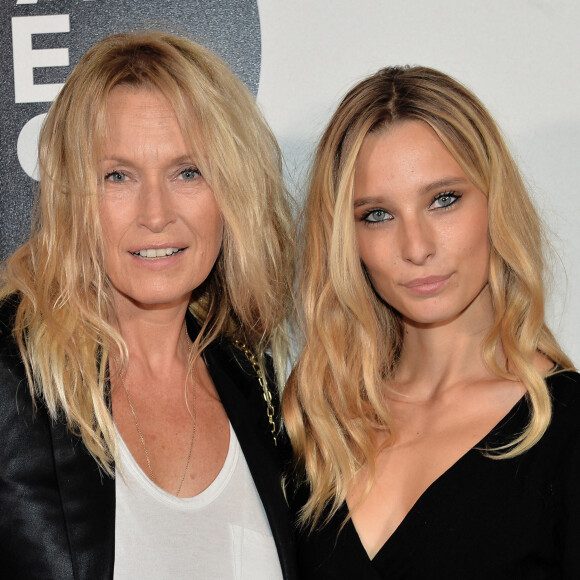 Estelle Lefébure et sa fille Ilona Smet au photocall de la 10ème édition du "Etam Live Show" (Etam Lingerie) lors de la Fashion Week à l'école nationale supérieure des beaux-arts à Paris, France Photo by CVS-Veeren/Bestimage