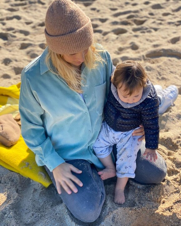 Clémentine Sarlat avec sa fille Jasmine à la plage