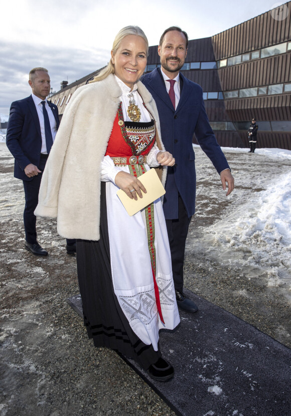 Le prince Haakon de Norvège et la princesse Mette Marit arrivent au musée du Svalbard dans le cadre d'une visite dans l'archipel du Svalbard