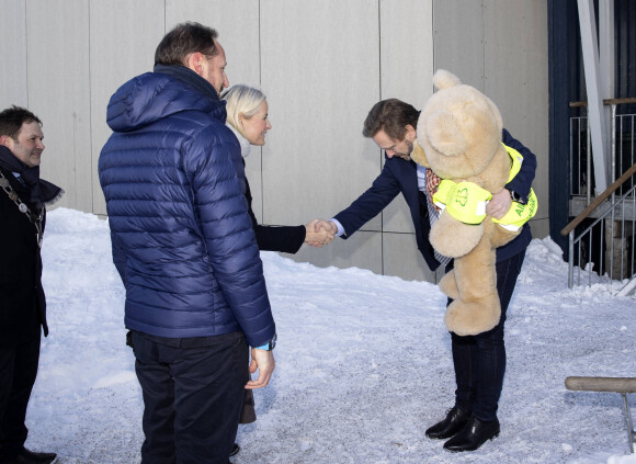 La princesse Mette-Marit et le prince Haakon de Norvège en visite à l'école de Longyearbyen sur l'île de Spitzberg dans l'extrême nord de la Norvège. Le 21 avril 2022 