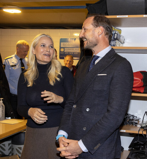La princesse Mette-Marit et le prince Haakon de Norvège en visite à l'école de Longyearbyen sur l'île de Spitzberg dans l'extrême nord de la Norvège. Le 21 avril 2022 