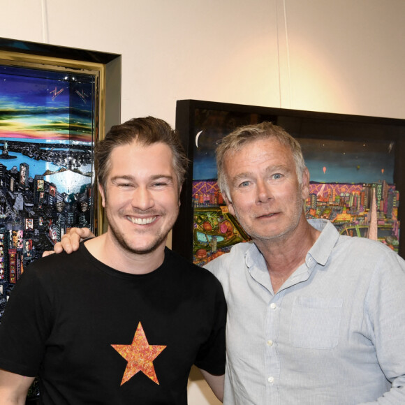 Exclusif - Johann Perathoner, Franck Dubosc lors du vernissage de l'exposition "Vue du ciel" de l'artiste 3D Johann Perathoner au Royal Monceau-Raffles Paris le 20 avril 2022. © Rachid Bellak / Bestimage 