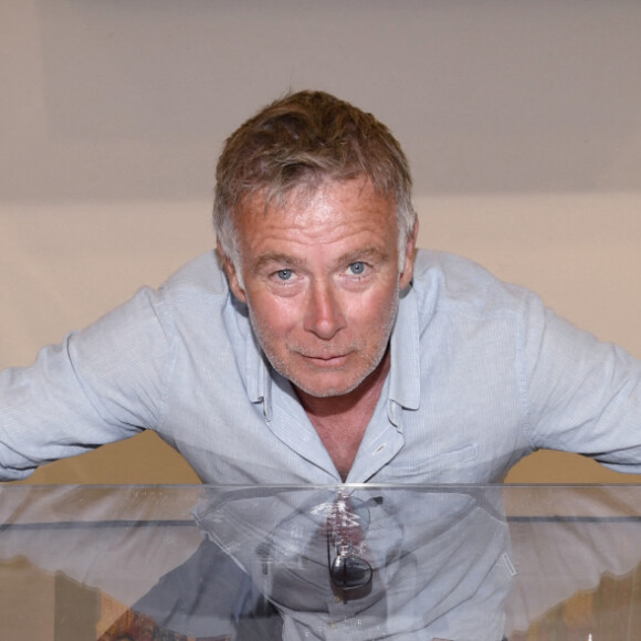 Exclusif - Franck Dubosc lors du vernissage de l'exposition "Vue du ciel" de l'artiste 3D Johann Perathoner au Royal Monceau-Raffles Paris le 20 avril 2022. © Rachid Bellak / Bestimage 