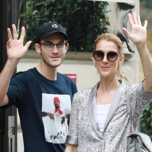 Céline Dion et son fils René-Charle quittent l'hôtel Royal Monceau et se rendent chez Louis Vuitton sur les Champs-Elysées à Paris