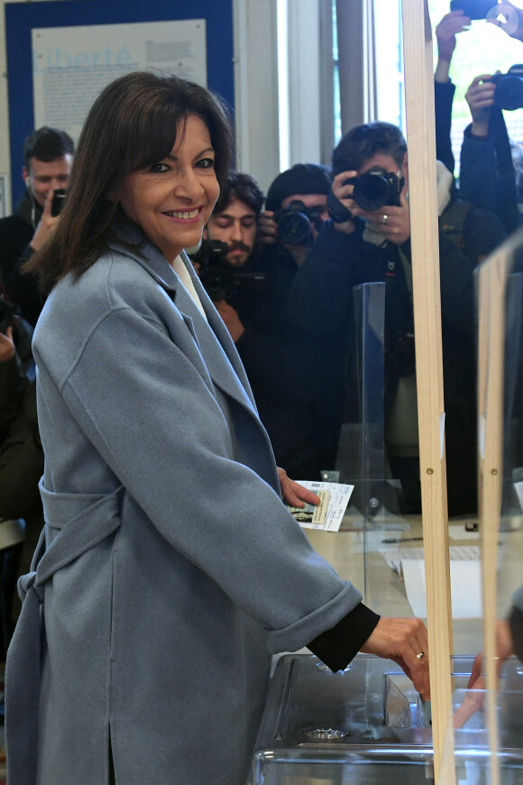 Anne Hidalgo, maire de Paris et candidate PS pour l'élection présidentielle 2022 vote à Paris pour le premier tour le 10 avril 2022. © Giancarlo Gorassini / Bestimage 