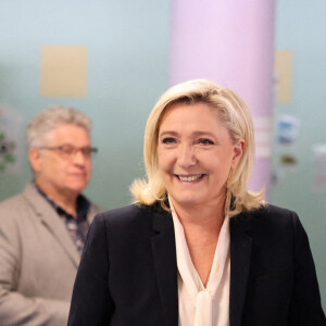 Marine Le Pen vote pour le 2e tour de l'élection présidentielle 2022 à Hénin-Beaumont le 24 avril 2022 © Laurent Sanson / Panoramic / Bestimage 