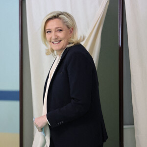 Marine Le Pen vote pour le 2e tour de l'élection présidentielle 2022 à Hénin-Beaumont le 24 avril 2022 © Laurent Sanson / Panoramic / Bestimage 