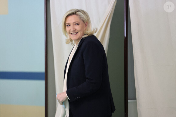 Marine Le Pen vote pour le 2e tour de l'élection présidentielle 2022 à Hénin-Beaumont le 24 avril 2022 © Laurent Sanson / Panoramic / Bestimage 
