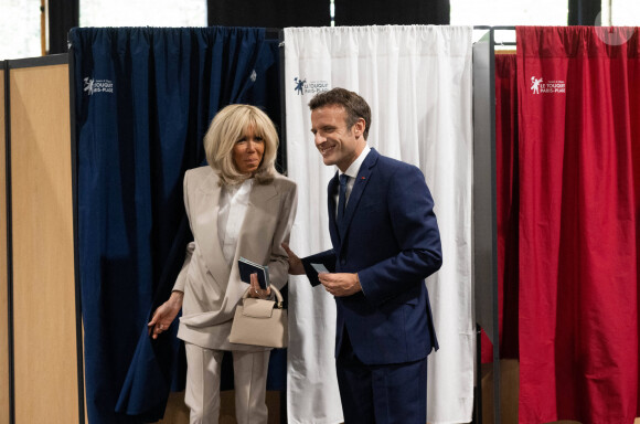 Le président de la République française et candidat du parti La République en marche (LREM) à la réélection, Emmanuel Macron et sa femme, la Première Dame Brigitte Macron votent pour le deuxième tour de l'élection présidentielle française au Touquet, France, le 24 avril 2022. © Jacques Witt/Pool/Bestimage 