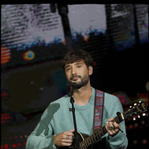 Exclusif - Jérémy Frérot lors de la soirée L'année de la déprime (et même un peu plus...) aux Folies Bergère à Paris le 29 novembre 2021. © Alain Guizard / Bestimage